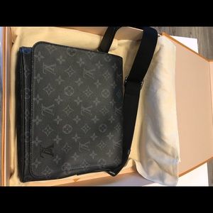 Louis Vuitton District MM Monogram eclipse